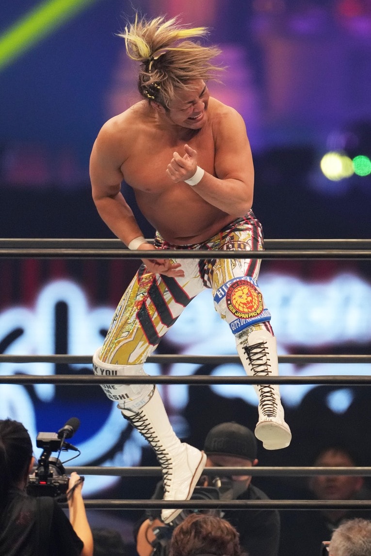 エアギターでジャンプする棚橋弘至　©Essei Hara