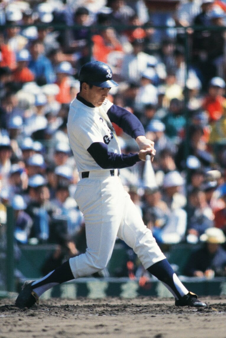 1984年の選抜大会でヒットを放つPL学園の清原和博　©︎Katsuro Okazawa/AFLO