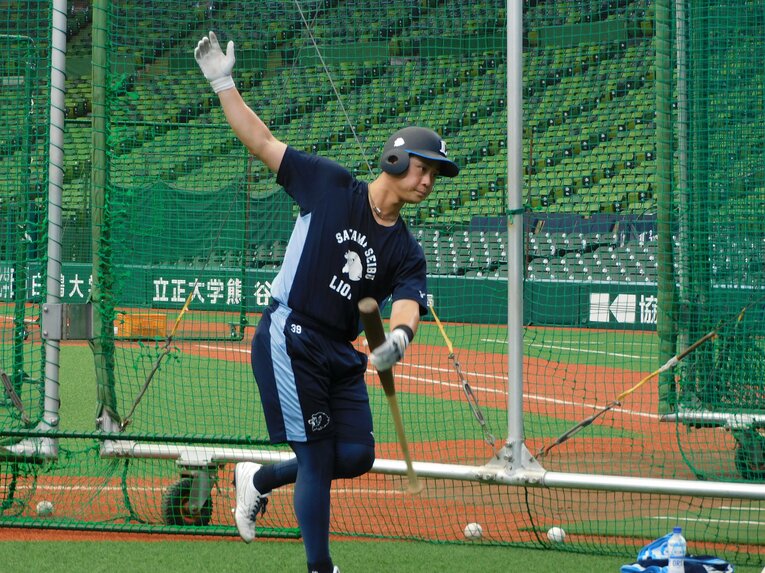 全体練習前に丹念にフォームを確認しながら打撃練習にのぞむ平沢　©Number Web