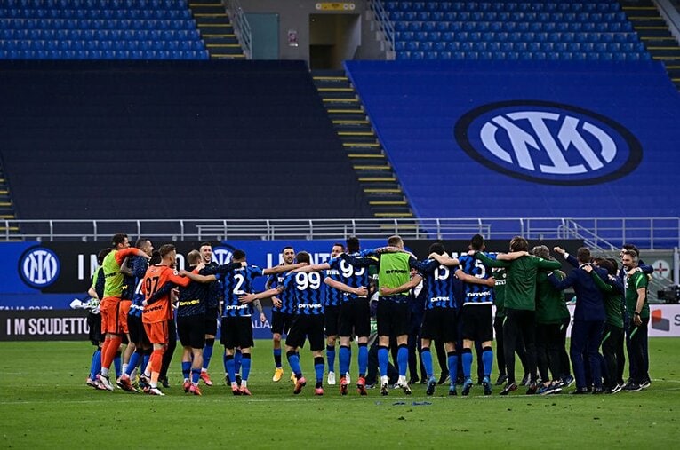 久々の国内制覇に大喜びするインテルのメンバーたち。サポーターたちもスクデット獲得に狂喜乱舞した ／ photograph by Getty Images