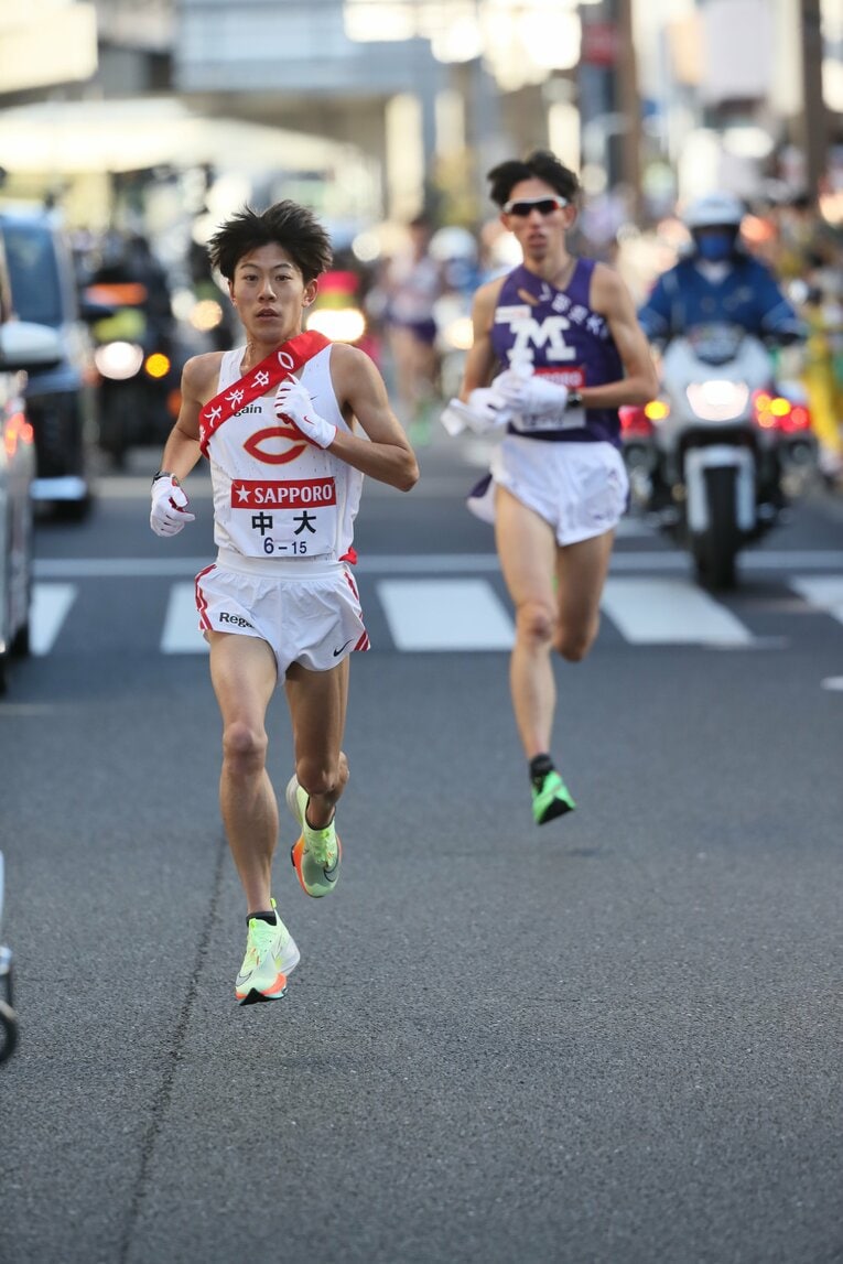 【2区史上最高の対決／2023年】序盤、明大も抜き、トップに立つ吉居大和　©JMPA