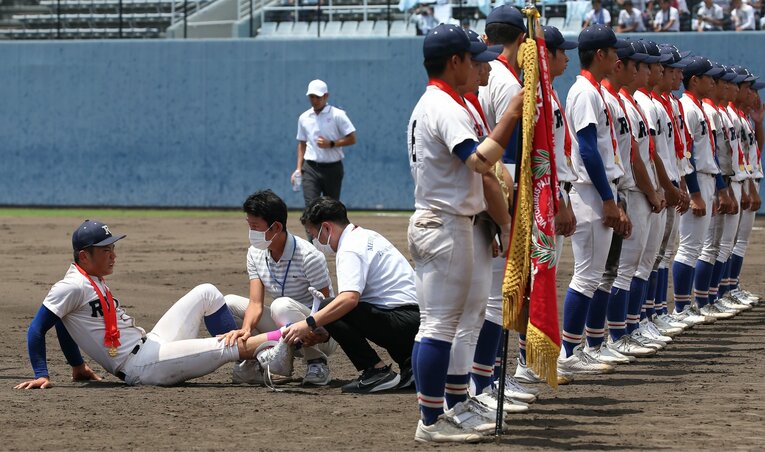 閉会式で足がつり座り込む履正社・福田幸之介投手　©Sankei Shimbun