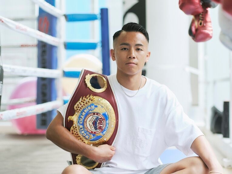 穏やかな表情でインタビューに応じる武居由樹（2024年） ©Yuki Suenaga