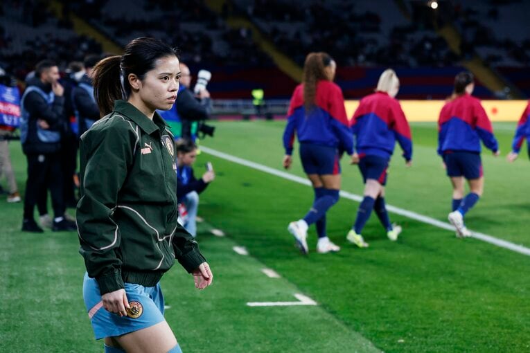 「ユイさん、大好きです」“マンCを熟知”なでしこ新監督ニールセンが就任会見で評価も…長谷川唯と藤野あおばがバルサ戦完敗で見せた素顔(9)