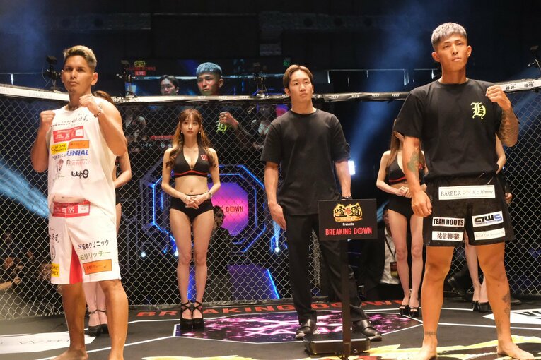 計量にて対戦相手のハイメ（左）と。中央にはCEOの朝倉未来　©Norihiro Hashimoto