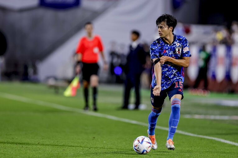 タッチライン際でドリブルする三笘薫　©Kiichi Matsumoto/JMPA