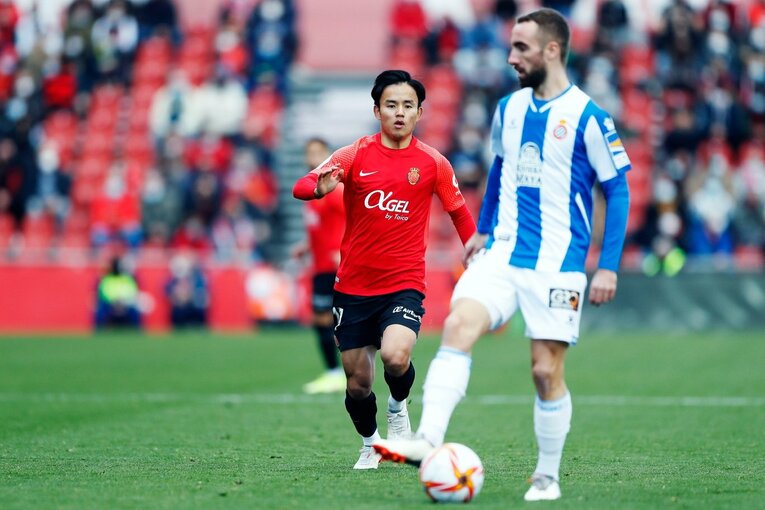 久保建英“オレが蹴る”FK弾→手荒い祝福に「い、痛いんですけど」 カメラマンが至近距離でとらえた一撃と、ファンから“感謝の大拍手”(12)