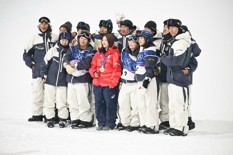 ハーフパイプ日本勢4人とチームで　©Nanae Suzuki/JMPA
