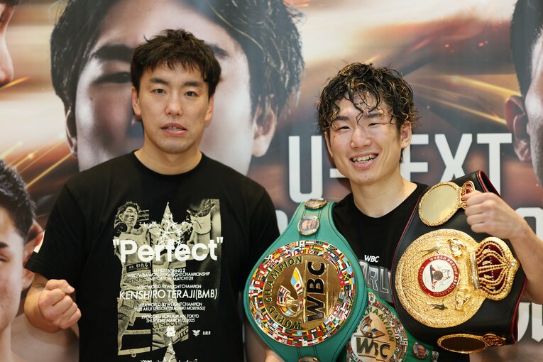 試合後、加藤健太トレーナーと笑顔でポーズをとる寺地　©Naoki Kitagawa