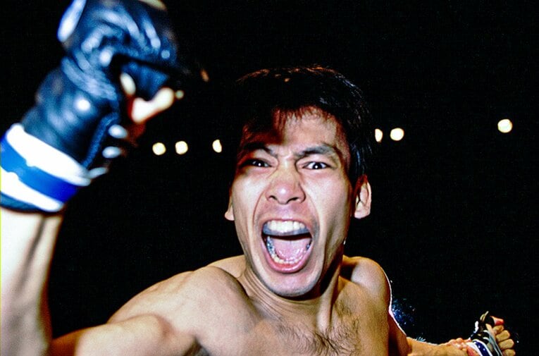 修斗王者のベルトを奪取し、歓喜する大石　©Susumu Nagao