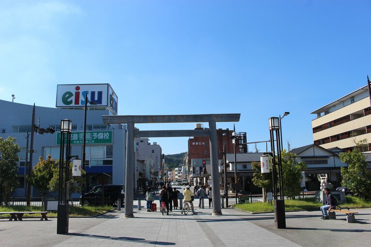 伊勢市駅を出て直進方向に伊勢神宮「外宮」がある　©Number Web