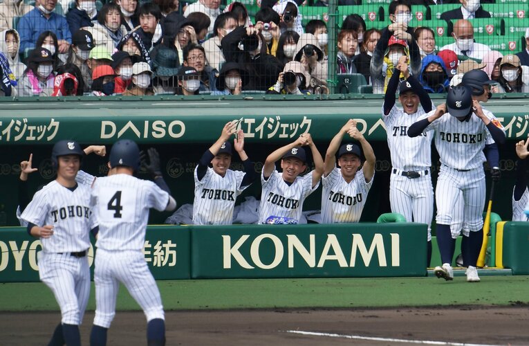 ペッパーミルパフォで喜ぶベンチ。この後、厳重注意を受けた ©Sankei Shimbun