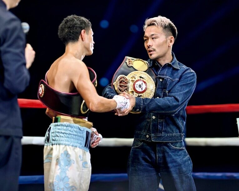 7月のバルガス−比嘉戦後にはリングインしてバルガスと対峙した　©Hiroaki Finito Yamaguchi