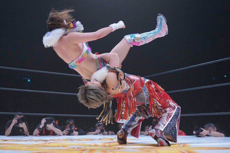 彩羽匠のジャーマンスープレックスを浴びる岩谷麻優　©Essei Hara