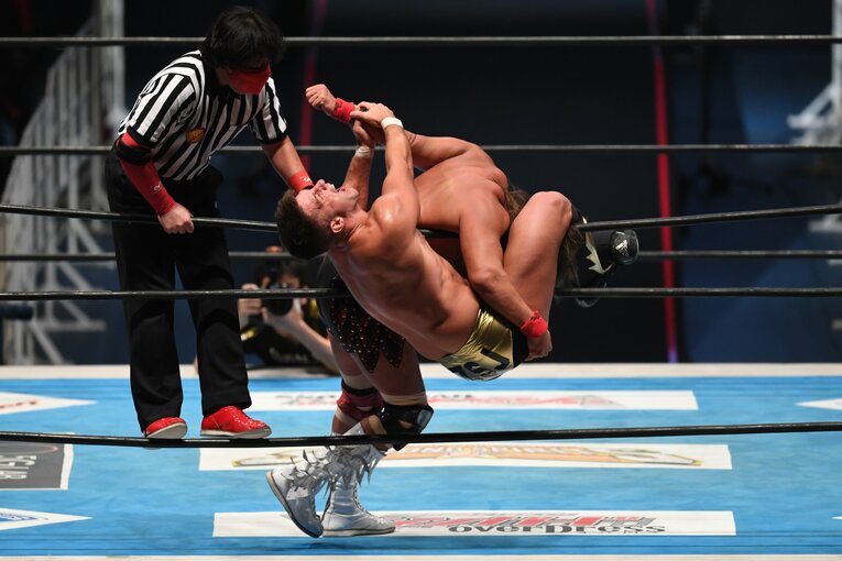 ロープを使って内藤哲也にサブミッションを極めるザック・セイバーJr.