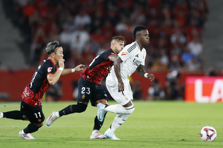 「タクは特別に良かったね！」マドリーが慌てた浅野拓磨の俊足…“久保建英らの古巣”監督とファンが絶賛スペイン初戦をカメラマンは見た(6)