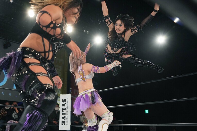 小波とのタッグで中野たむにプランチャを浴びせる上谷沙弥　©Essei Hara