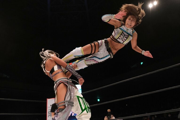 スターダム退団マッチで小波が“亡き戦友”木村花の技に込めた意味とは？ 対戦したジュリアは試合中に涙…「まだまだNEVER ENDです」(22)