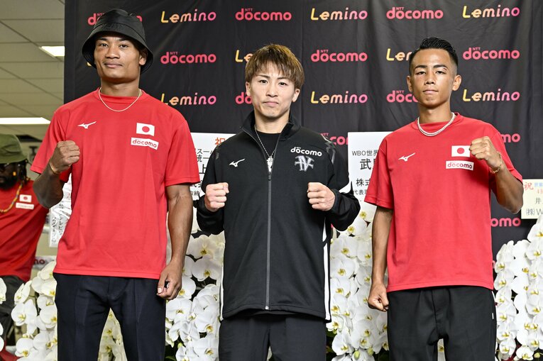2024年9月、大橋ジムで会見に出席する（左から）平岡アンディ、井上尚弥、武居由樹　©︎Hiroaki Finito Yamaguchi/AFLO)