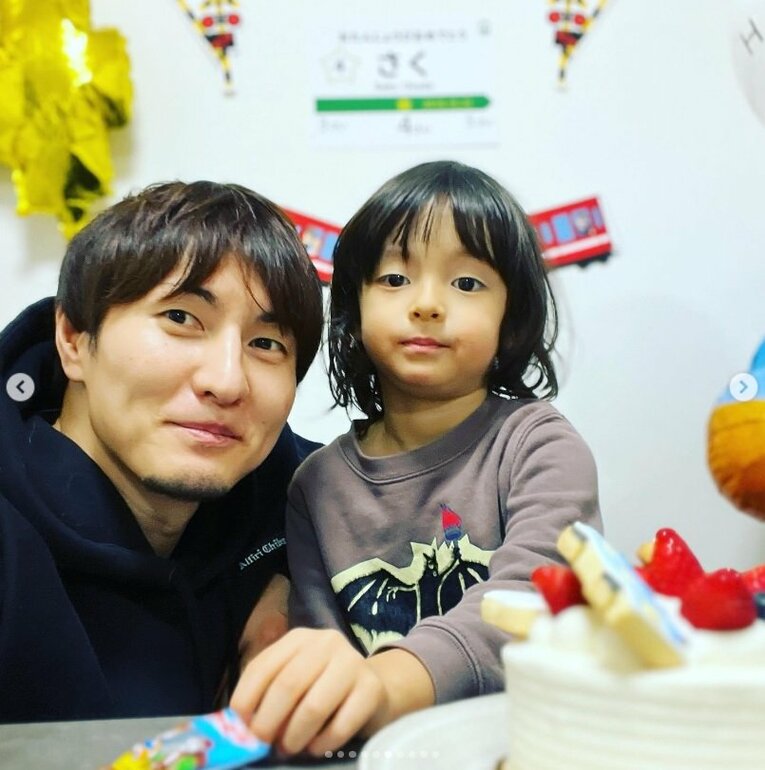 岡田選手と朔玖君／本人のInstagramより引用