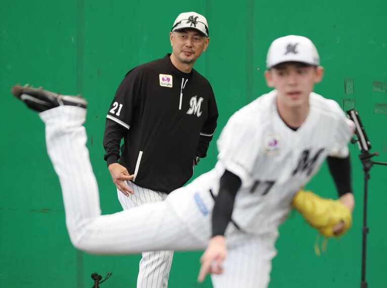 千葉ロッテでの吉井監督　©JIJI PRESS