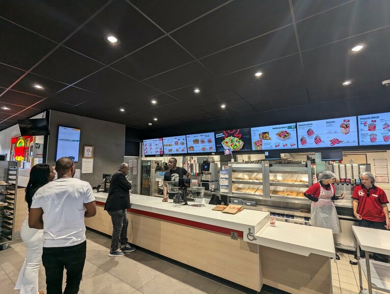 ベルギー発のバーガーチェーン「Quick」の店内　©Yu Saito