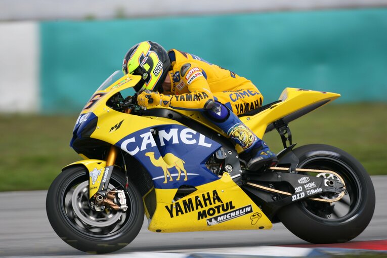 ヤマハ移籍後3年目の2006年はキャメルカラーのYZR-M1を駆ったロッシだが、タイトル争いではホンダのニッキー・ヘイデンに及ばなかった　photograph by Satoshi Endo