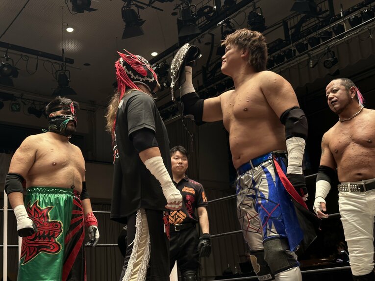 スワイプすると「エル・デスペラードvs葛西純」など激闘写真をご覧になれます　©Norihiro Hashimoto