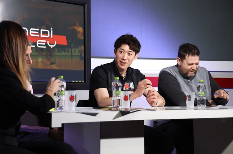 地元テレビ局の番組にゲスト出演する石川祐希。流暢なイタリア語は現地を人を驚かせた ／ photograph by Takahisa Hirano