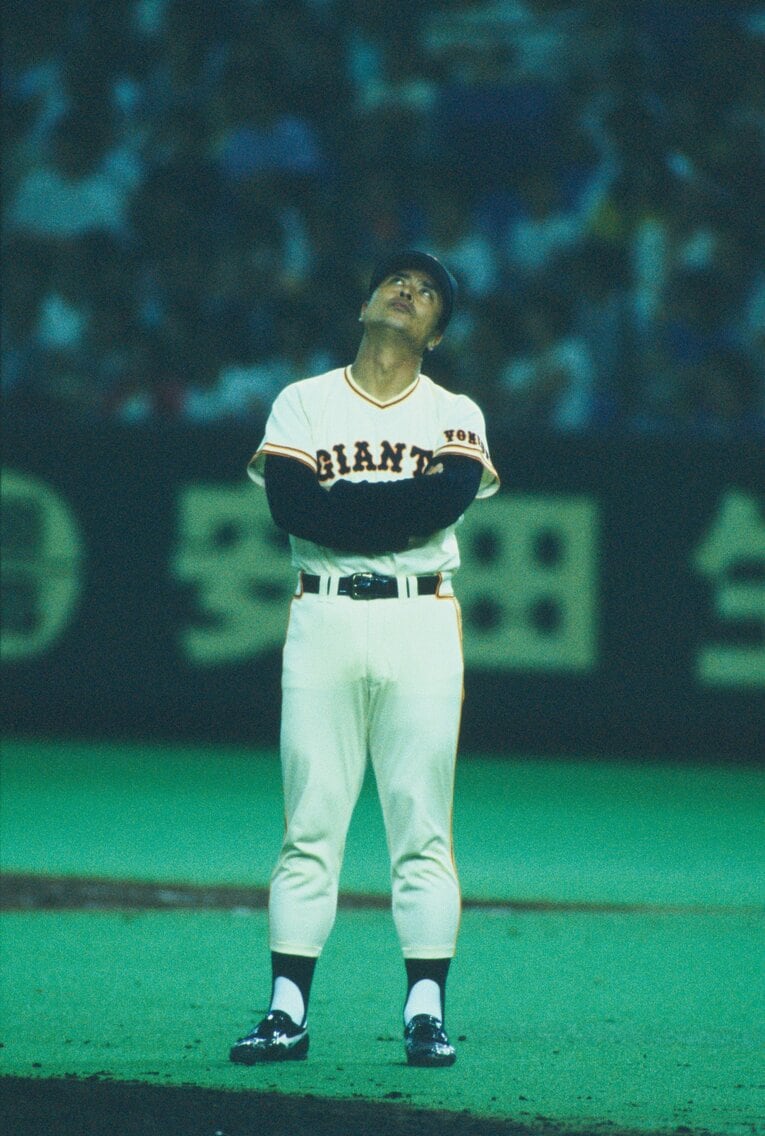 出来たばかりの東京ドームで天井を見上げる王貞治監督（当時）　(C)Naoya Sanuki