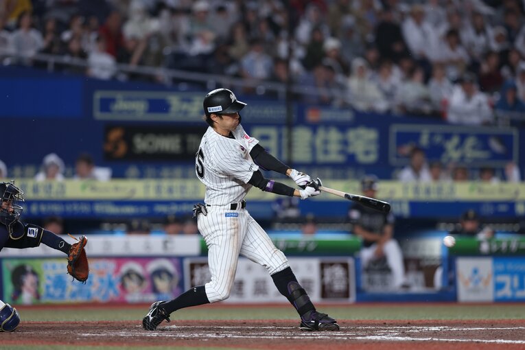 プロ野球新記録となった８試合連続の二塁打を放つ岡大海　©︎Chiba Lotte Marines