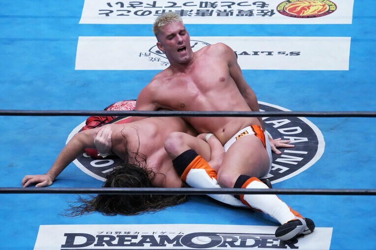 グラウンドで辻をコントロールするザック　©Essei Hara