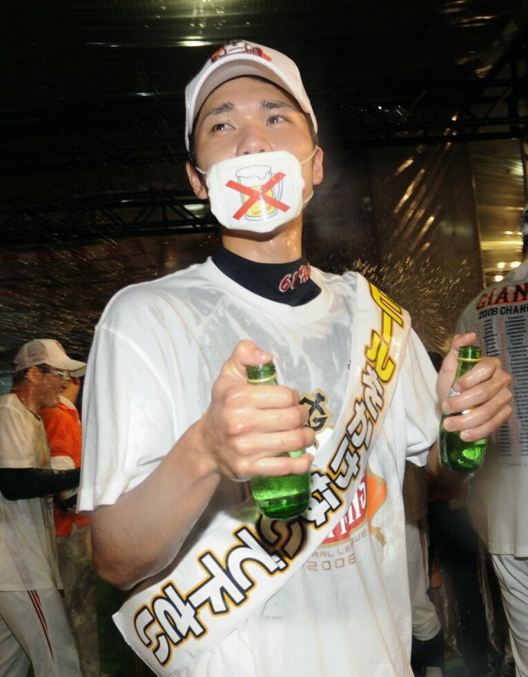 2008年プロ初のビールかけ　©Kyodo News