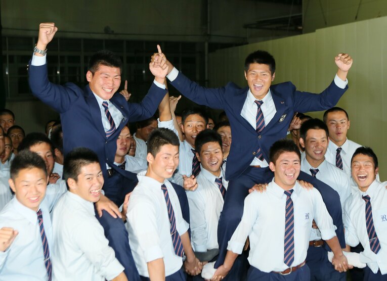 求めに応じて写真撮影を行う山口さん（左）と寺島さん。直後は笑顔をみせていたが…　©JIJI PRESS