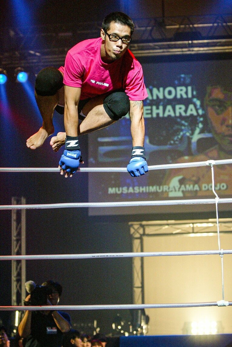 メガネをかけてリングインする若き日の金原　©Susumu Nagao