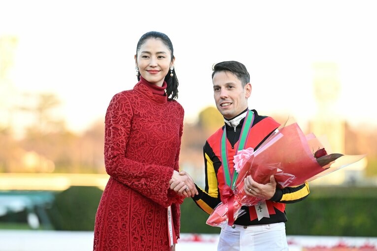 プレゼンターの長澤まさみとC・デムーロ　©Keiji Ishikawa