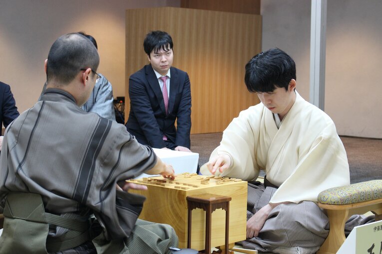 王位戦第1局後の感想戦　©Number Web