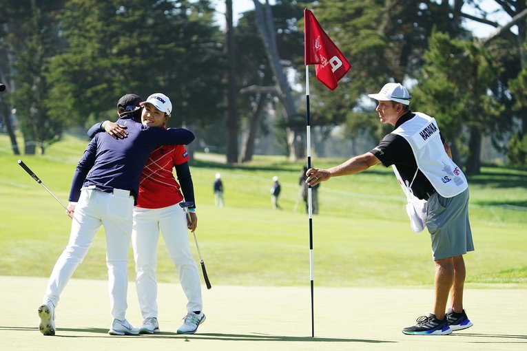 悔しさが募るシチュエーションでも、優勝した笹生を祝福した畑岡　©︎Shizuka Minami