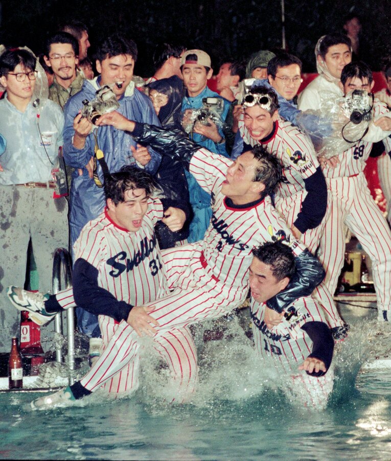 1995年、日本一祝勝会での秘蔵ショット。左から真中満、池山隆寛、荒井幸雄、奥は高津臣吾　©SANKEI SHIMBUN