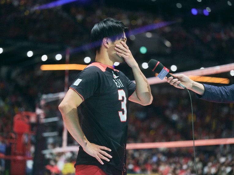 コートインタビューでは涙を堪えきれなかった関田誠大。さまざまな思いが交錯する　©️Yuki Suenaga