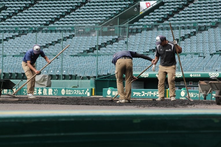 「阪神園芸は神整備だし神対応なのか…」 前夜は雨→甲子園での試合当日朝に《職人の技》をじっくり見せてくれた(14)