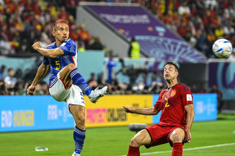 スペイン戦の長友　©Takuya Sugiyama/JMPA