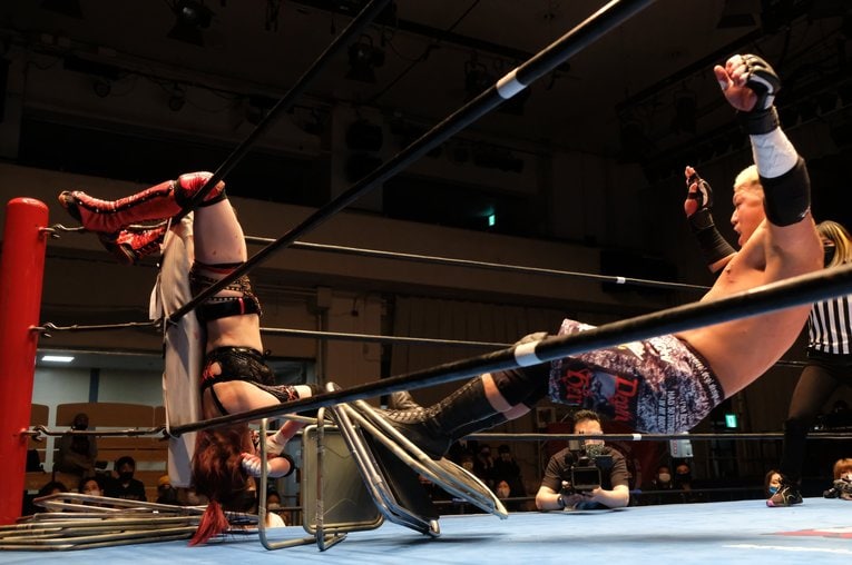 「いつか、傷だらけの背中でウェディングドレスを」 18歳の女子レスラー・鈴季すずが大流血を「嬉しい」と語る理由(13)