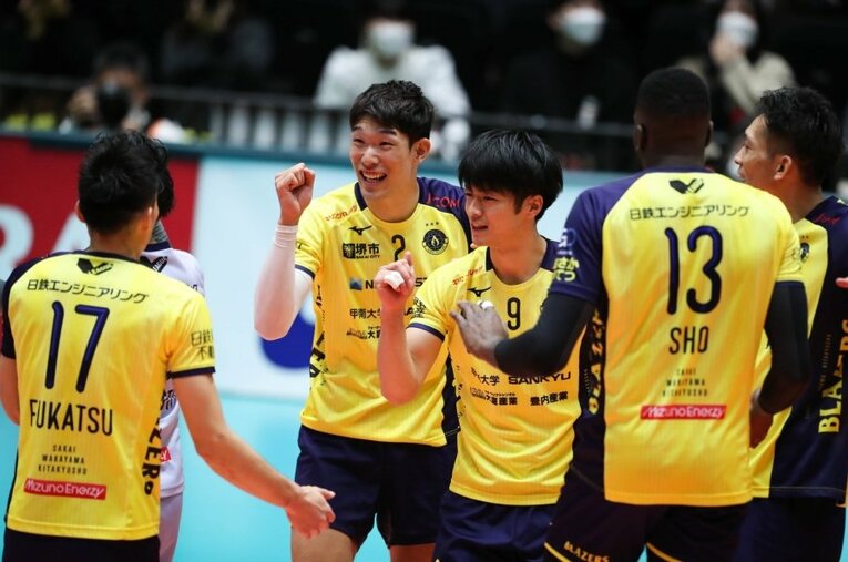 惜しくも天皇杯準優勝に終わった堺ブレイザーズ。近年、リーグ優勝から遠ざかっているが、日本代表入りも期待されるOH樋口裕希（2番）ら戦力も整い、強化が実り始めている ／ photograph by JVA