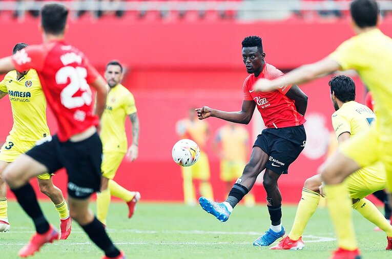 「クボ、ユニフォームちょうだい！」久保建英の“ティキタカ”は地元の子供、タクシー運転手にも人気… ビジャレアル相手に見せた敬意とは〈激写〉(27)