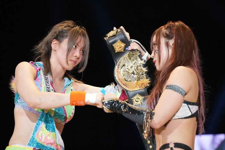 新設されたIWGP女子王座のベルトを挟んでKAIRIと向き合う岩谷麻優