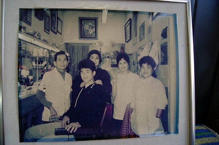 サンパウロの行きつけの理髪店で（右から二人目が店主の木村光子さん） ／ photograph by Hiroaki Sawada