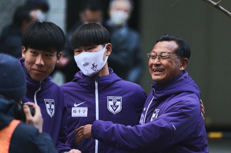 田澤（一番左）、山野と優勝を喜ぶ大八木前監督　©Yuki Suenaga