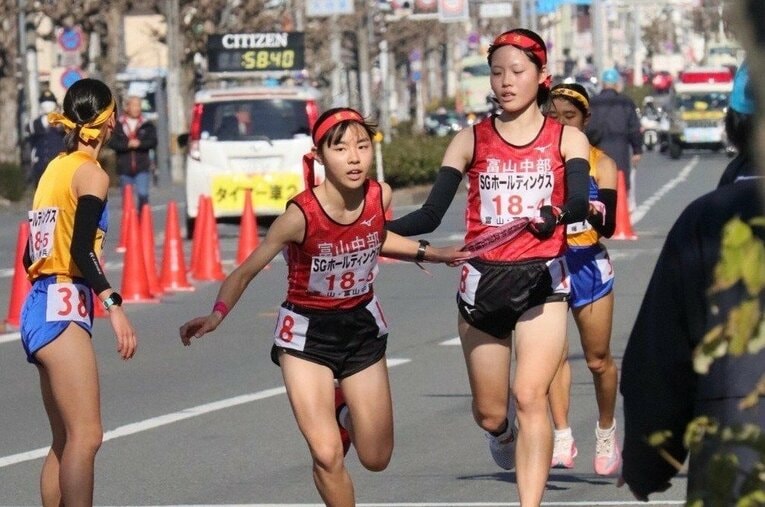 初出場の2023年都大路でタスキをつなぐ当時1年生の高倉亜子と当時2年生の柴田美冴。大会後は彼女たちも進路に向けて決断を迫られることになる　©富山中部高校提供