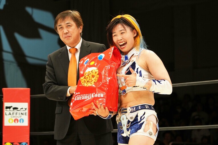 勝利したMIRAIに贈られた東ハトのキャラメルコーン　©Essei Hara